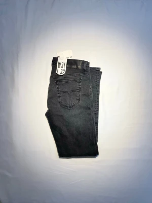 Tiger of Sweden jeans nya - Sprillans nya jeans ifrån tiger of Sweden. Prislapppen sitter kvar på jeansen. Storleken är W31 L32 och i modellen Slim. kvitto kan visas privat