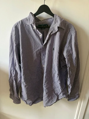 Polo Ralph Lauren Skjorta - Skön polo Ralph lauren skjorta i bästa skick. Nypris 1700 kr från polos hemsida mitt pris 550. Pris kan diskuteras vid snabb affär
