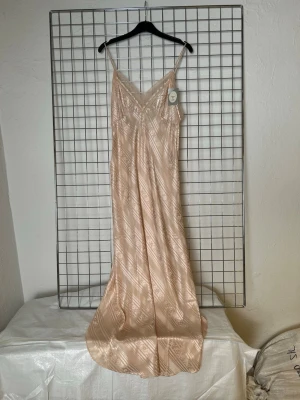 Maxi dress Dior  - Denna vara kommer att auktioneras ut på på Humana x Plick Live den 15 juni klockan 19:30