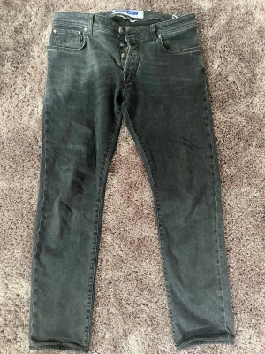 Jacob Cohen jeans - Säljer nu dessa svarta jeans från Jacob cohen. Modell Bard, strlk 34 men passar mindre skulle jag säga. Jeansen är i fint skick, patchen lite sliten (se bild) men annars inga konstigheter. Bara att höra av sig med frågor eller funderingar! 