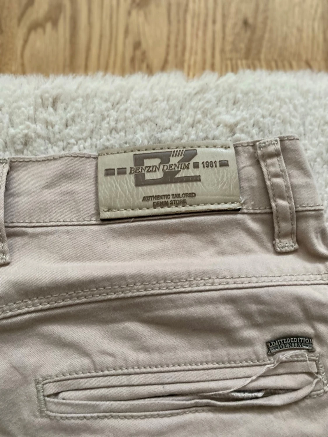 Beige chinos från BENZIN - 6