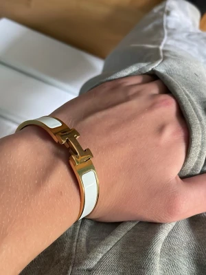H armband - Tja! Säljer detta coola armband med ett H på hör gärna av er vid frågor!