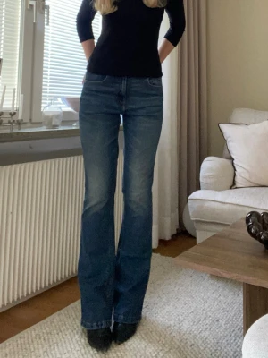 Mörkblå utsvängda Zara jeans med hög midja  - Säljer dessa mörkblåa utsvängda jeans då dom tyvärr är för stora för mig🤍 Använt några få gånger så i väldigt bra skick!