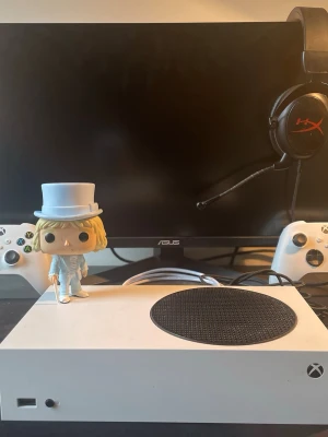 Gaming saker - Säljer ett helt kit med gaming saker man får köpa allting eller så messar ni till mig om ni vill tex bara köpa kontrollerna så diskuterar vi pris allt är väldigt bra sick det ingår två xbox kontroller ett xbox series s ett hyper x hörlurar en asus skärm och mussmatam kan man få på köpet
