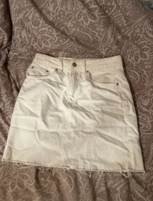 Vit jeanskjol - Säljer en vit jeanskjol från Gina tricot i storlek 36. Den är jätte fin och i bra längd och går även att klippa om man vill ha den kortare! Säljer den eftersom att den inte passar! 🌸🥰🤗