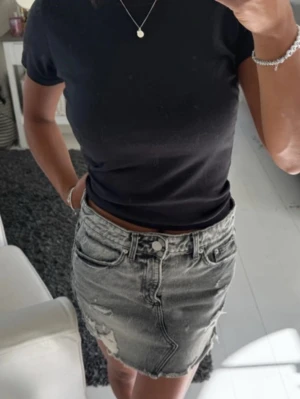 Grå mini jeanskjol - Så snygg grå mini jeanskjol från Zara 🤍
