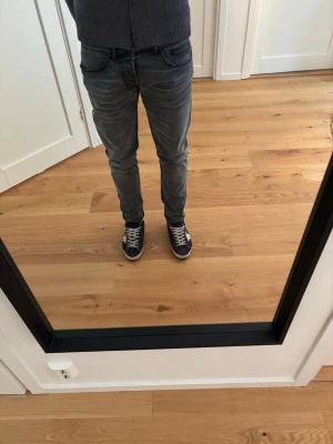 Gråa Dondup George - Tjena! Säljer nu dessa snygga Jeansen ifrån Dondup! Inga defekter och använd fåtal gånger! Måtten: Midja 41-42cm, längden 102cm! Modellen på bilden är 187cm (passar längre)! Nypris 3000kr. Hör av er vid frågor!