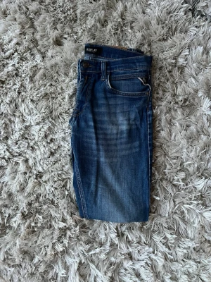 Blå jeans från replay - Blåa replay jeans i storlek 158. Bra skick. Stora i storleken, skulle säga att de känns mer som 164. Skriv vid funderingar, pris inte hugget i sten!!
