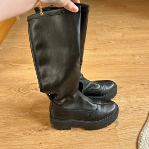 Knähöga Svarta Boots - mycket bra skick, använda en gång. storlek 36.