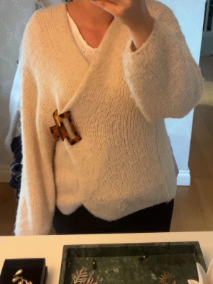Beige stickad  tröja - Mysig beige stickad tröja från Lindex, nypris är ca 399kr och tröjan är enbart använd fåtal gånger. Passar både S-M men även Xs för en mer oversized fit. Pris kan diskuteras