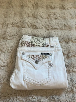  Miss me jeans  - Vita miss me jeans, passar på mig som är 168cm!. 