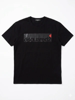 Svart Dsquared2 t-shirt med logga - Snygg svart t-shirt från Dsquared2 med stor glansig logga framtill och en liten röd detalj. Klassisk rund halsringning och korta ärmar. Tillverkad i mjuk bomull som känns skön mot huden. Perfekt för dig som gillar stilrena plagg med en twist. Storlek är XL men sitter som en L har ni frågor ställ dem 😁