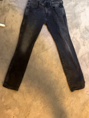Grå replay - Snygga repaly, mörkgrå jeans med slim passform och klassisk femficksdesign. Jeansen har en lätt tvättad look och normal midja. Perfekta till en avslappnad stil och passar till det mesta i garderoben.