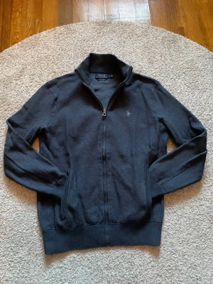 Ralph Lauren Zip - Tja!! Säljer denna fina Ralph Lauren Zip hoodien!! Väldigt bra skick, bara en liten skråma på högerärmen (syns på första bilden om man zoomar in). Står storlek S men skulle säga att den sitter som en XS. Skriv gärna vid frågor eller funderingar😊