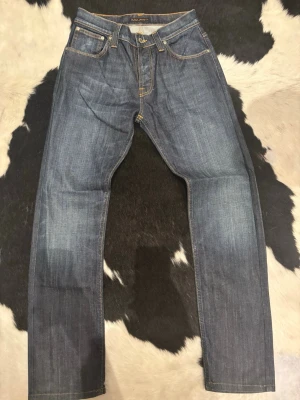 Nudie Jeans - Tja, Säljer nu dessa schyssta Nudie jeansen.| Byxorna är i väldigt bra skick.| Storleken på byxorna är W32 och L32.| Bara att höra av er vid frågor eller funderingar.|