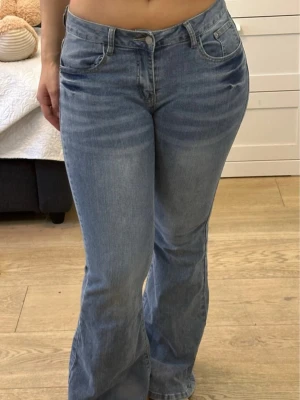 Lowwaist jeans  - Sitter jättebra på kroppen och väldigt fina 