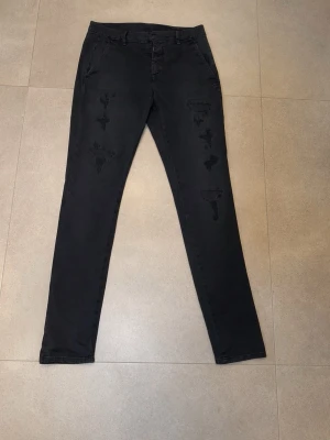 Svarta Dondup jeans - Säljer nu ett par riktigt schysta Dondup jeans              Skick:8,5/10     Storlek: 32.                                              Hör av er vid frågor eller prisförslag 