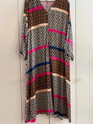 Culture Maxiklänning  - Oanvänd (Ny utan prislapp) Culture CUtheodora Long Dress - Maxiklänning - Storlek XXL  Material: 100% viskos Nypris: 1400 kr