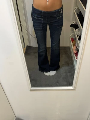 Bootcut jeans  - Snygga blåa bootcut jeans från gina Young, säljer då dom inte kommer till användning skriv för flera frågor!!💘💘pris går att diskutera också såklart💗