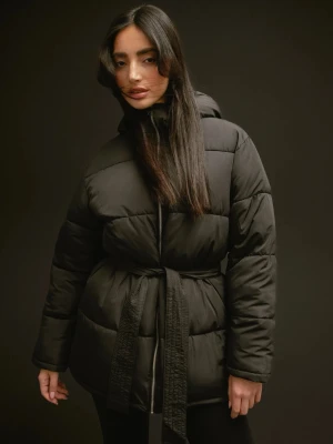 Svart pufferjacka med bälte och huva - Snygg svart pufferjacka med bälte i midjan och stor huva. - använd ett fåtal gånger, ser som ny ut (bara att fråga för mer bilder)