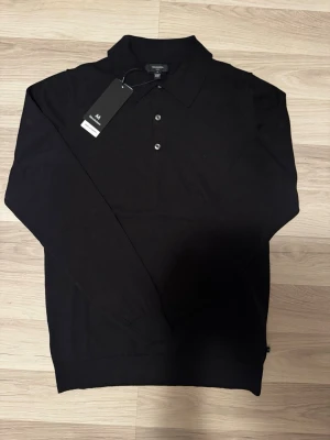 Matinique långärmad piké - Helt ny med prislapp! Aldrig använd, säljer då jag missat returtiden.. Nypris ligger på 800kr. Storlek S, sitter jättebra på 180cm. Säljer då jag köpt en annan från Mango istället. Skriv vid frågor!