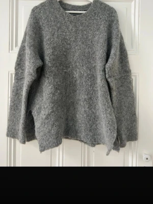 Grå oversized stickad tröja - Mysig grå stickad tröja i oversized modell. Stor i storlek men som en M än s 