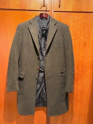 Prada rock - Prada rock som är köpt i Florence för några år sedan. Den är i väldigt gott skick trots att den är använd. Väldigt fin kvalitet och varm nog för att passa perfekt till vintern! Saknar kvitto men nypris på denna låg runt 15 000 kr.