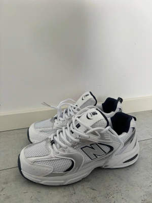 Vita New Balance 530 sneakers - Snygga vita New Balance 530 sneakers. Aldrig använda då jag fick dem i present men inte passar mig! Priset är redan riktigt bra så det är bara först till kvarn som gäller!