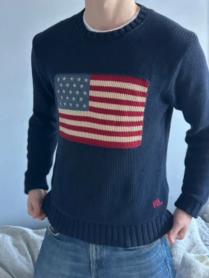 Mörkblå stickad Ralph Lauren I S - Äkta mörkblå stickad Ralph Lauren i storlek S. Mycket bra skick! Inga defekter. Personen som bär tröjan är 182, 73kg. Hör av dig vid frågor eller prisförslag!