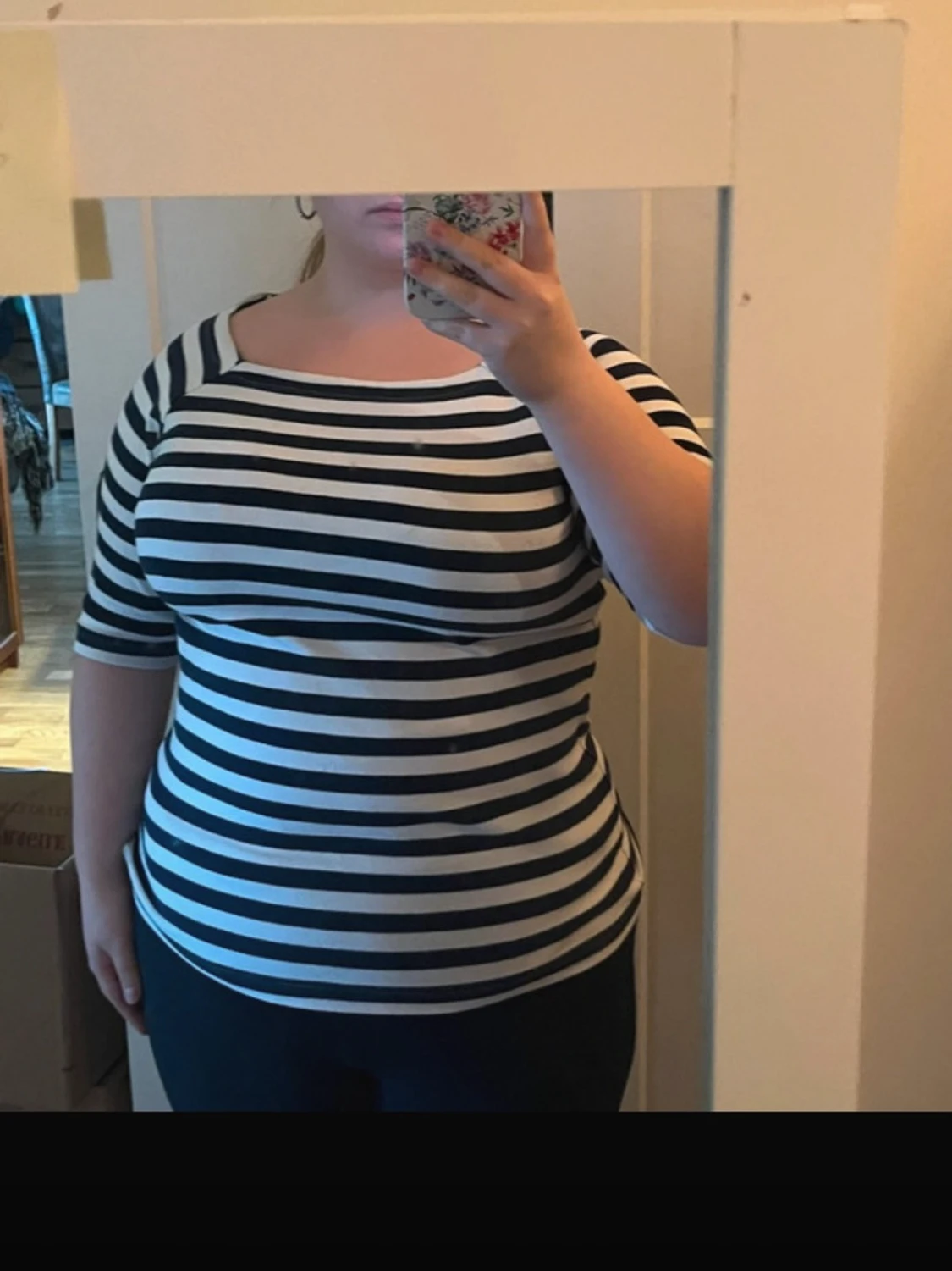 Randig svartvit topp med rund hals