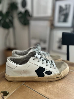 Sneakers - Jag är jätte osäker vad detta e för märke.