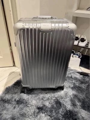 Rimowa silver suitcase Check in M - Measurements: 67 x 43 x 24. DM me for more questions! Yes i can ship in scandinavia :)