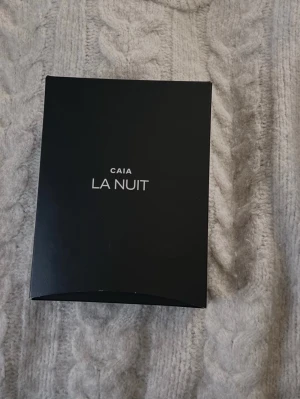 CAIA La Nuit Eau de Parfum - Jag säljer/intressekollar om det är någon som vill köpa min oöppnade La nuit parfym från Caia. Säljer denna pga att jag glömt bort att jag har beställt den och inte har någon användning av den längre. Beställdes för en månad sen.  Parfymen är helt oöppnad och har legat i paketet sen den kom hem.  Pris 400 - 350 kr, köpt för 595kr. 