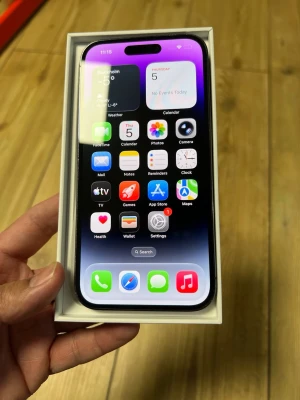 iPhone 14 Pro svart i originalkartong - Säljer en svart iPhone 14 Pro från Apple. Telefonen har en snygg, modern design med rundade hörn och en stor OLED-skärm. Baksidan är av glas och ramen i metall. Levereras i originalkartong. Perfekt för dig som vill ha en kraftfull och stilren smartphone. batteri 84%
