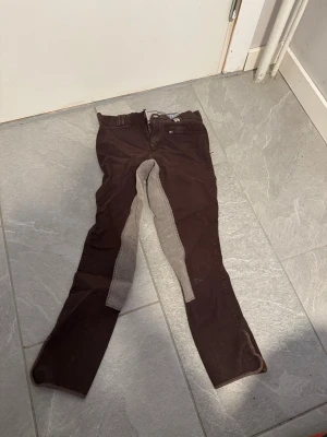 Bruna ridbyxor med helskoning - XS/XXS. super fina och sköna bruna ridbyxor. 🤎