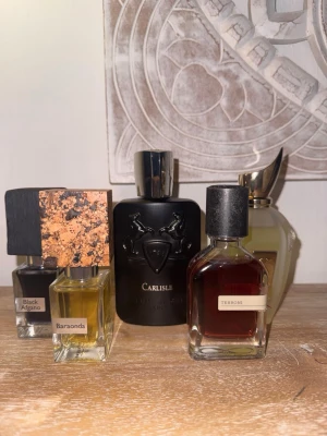 Splittar / Parfym samples  - Splittar lite från min samling.  Splittar i glasdekanter med metallock och packar med bubbelplast, går att köpa 2,3, 5 eller 10 ml.   Porto/frakt på 22kr tillkommer för varje 50g! (Räcker oftast för 15ml) Hör av er vid funderingar:)   