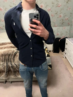 Ralph lauren skjorta - Marinblå Ralph Laurent skjorta 👔🔵.                            Skick 10/10🤩🙌 Hör av dig vid frågor🤝
