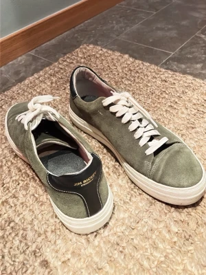  Jim Rickey 43 Moss Clr - Stilrena sneakers i olivgrönt mocka från Jim Rickey.