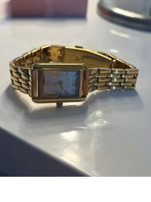 Guldig klocka från regal🩷 - Guldig klocka från regal, ur&penn. Nypris 400 tror jag. Bra skick!🩷