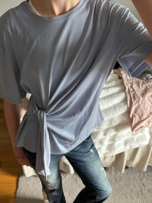 Ljusblå t-shirt med knyt i sidan - Såå fin och Såå skönt material. Jätte fin till sommaren och våren.
