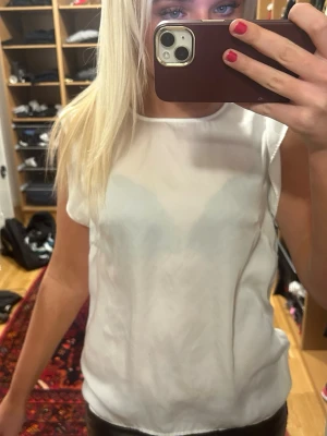 Vit ärmlös linnetopp -  Jättesnygg fest, topp 