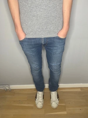 Nudie Jeans - Nudie Jeans| Storlek: 28/34| Modellen är 177 cm| Skick: 9/10| Pris: 299kr| Priset går alltid att diskutera😊