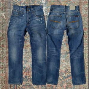 Nudie jeans  - Sjukt schyssta Nudie Jeans i modellen Slim Jim i mycket fint skick 🙌 Storlek 29/32 med en regular/ loose passform, A:38cm B:106cm. Skriv vid minsta lilla fråga eller fundering ✌️ 