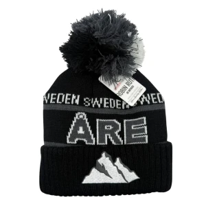 Svart mössa med tofs och Åre-tryck - Snygg svart mössa från Robin Ruth med stor tofs i svart, grått och vitt. Mössan har texten 'ÅRE' framtill, 'SWEDEN' runt om och ett bergmotiv broderat på uppviket. Perfekt för kalla dagar och vintersäsongen.