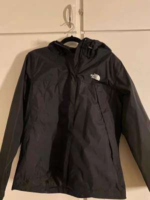 Svart vindjacka från The North Face - Svart vindjacka från The North Face. Jackan är använd ett par gånger men är i bra skick💕