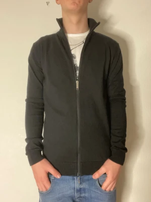 Svart stickad ziptröja från selected homme - Snygg svart stickad ziptröja från selected homme som är inprincip ny! Modellen på bilderna är 178cm och väger cirka 70kg. Hör gärna av er vid funderingar eller frågor!