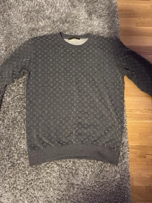 LV tröja - Grå LV tröja med LV mönster storlek (EU) XL!