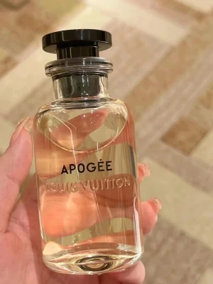 Louis Vuitton Apogée parfym - Lyxig parfym från Louis Vuitton, Apogée. Delar med mig från original flaskan som decantering 10ml. 