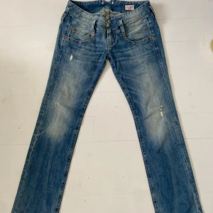 Herrlicher lågmidjade jeans - Blåa lågmidjade jeans som är i bra skick!! 
