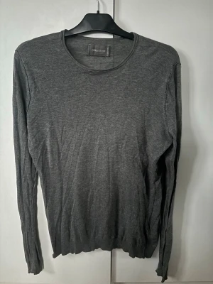 Zadig Voltaire tröja - Supersnygg populär Zadig Voltaire tröja i grått och strl M. Jättefint skick och inga hål eller fläckar!